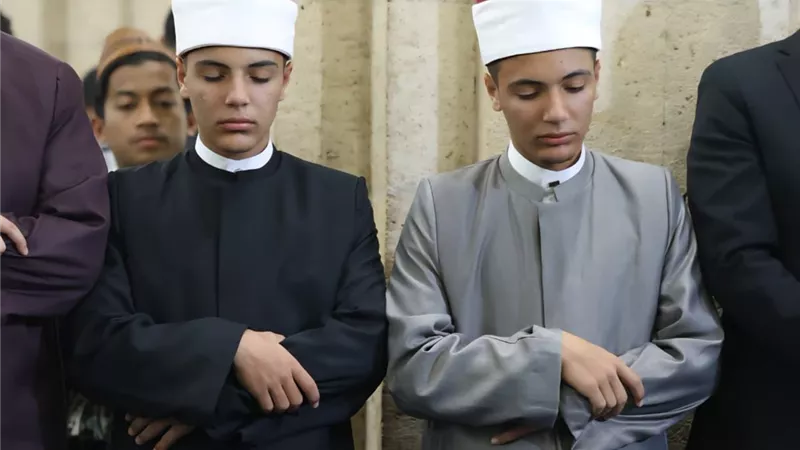 العيلة كلها حافظة القرآن.. تصريحات أصغر توأم أمَّ المصلين في الجامع الأزهر
