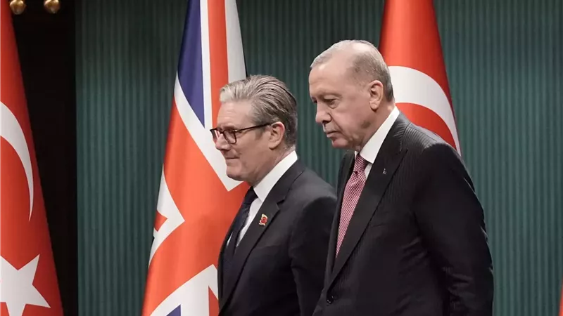 أردوغان لستارمر: هناك فرصة لفتح باب الحوار بشأن إيران