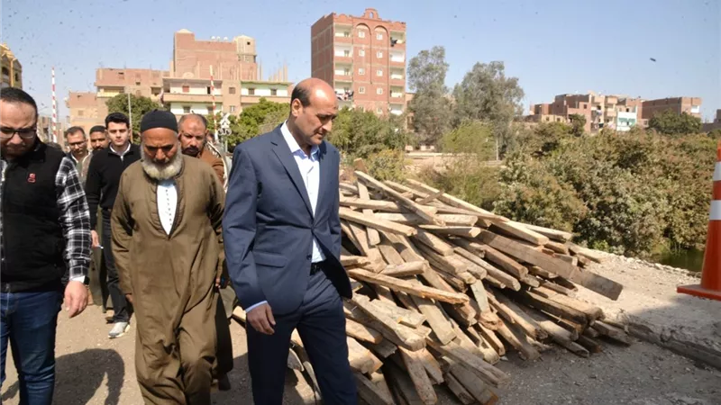 محافظ أسيوط  يتابع أعمال كوبري الحواتكة بمنفلوط ويوجه بالإسراع في الانتهاء