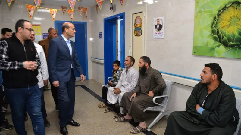 زيارة مفاجئة لمحافظ أسيوط لمتابعة الخدمات الطبية بمستشفى منفلوط
