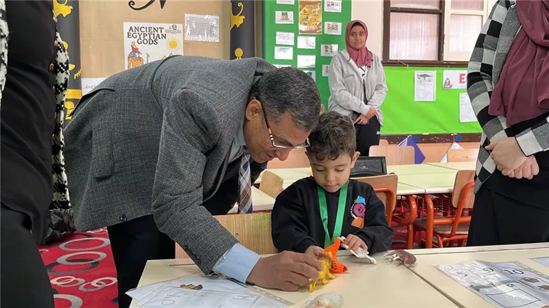 مدير تعليم الوادي يتفقد المدرسة الرسمية الدولية بالخارجة 