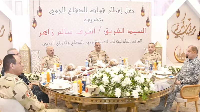 وزير الدفاع يلتقى مقاتلي قوات الدفاع الجوى ويشاركهم وجبة الإفطار|صور