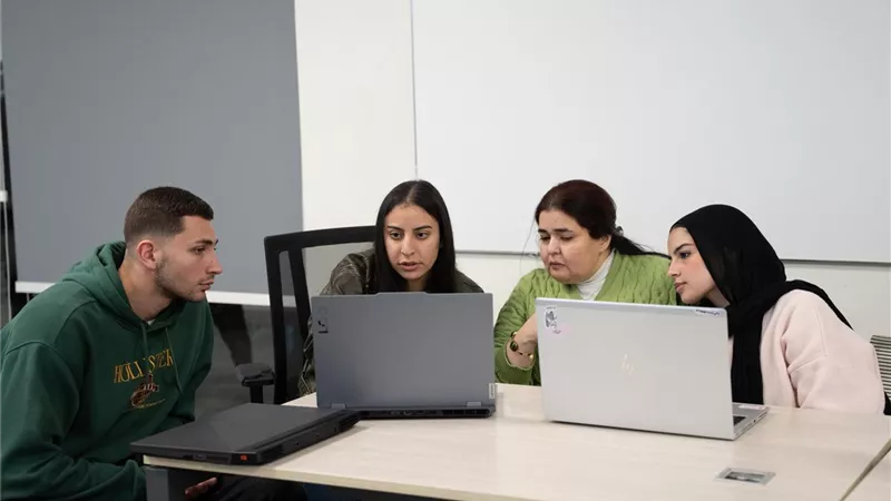  3 مشروعات تخرج بجامعة مصر للمعلوماتية مع 