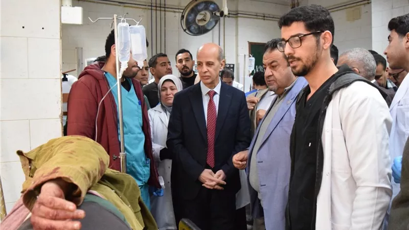 رئيس جامعة بني سويف يتفقد مصابي حادث الطريق الشرقي بالمستشفى الجامعي