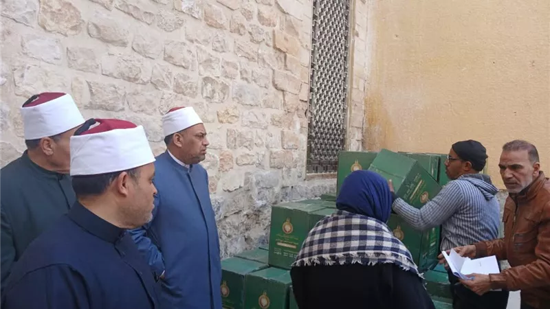 وكيل أوقاف بني سويف يشرف على توزيع 