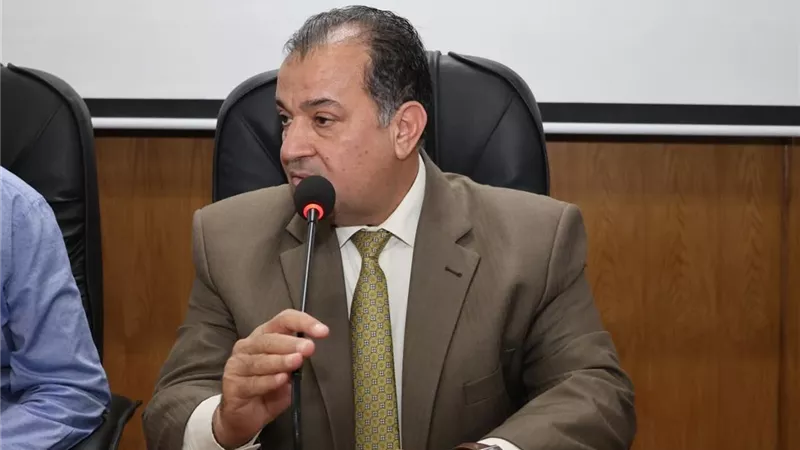 رئيس جامعة قنا يستعرض خطة التحول الرقمي للخدمات بالمستشفيات 
