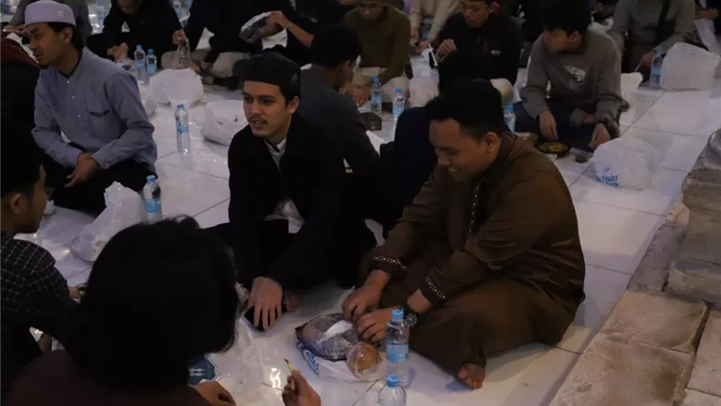 هل يجوز الأكل والشرب أثناء أذان الفجر؟ علي جمعة يحسم الجدل