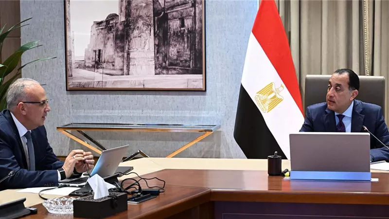 رئيس الوزراء يستعرض مع وزير الري مستجدات عدد من مشروعات الوزارة