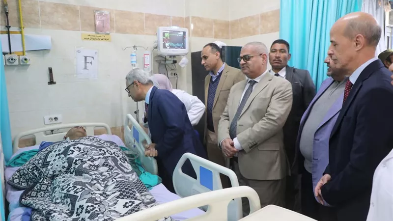 محافظ بني سويف يتفقد مصابي حادث الصحراوي الشرقي ويوجه بصرف التعويضات