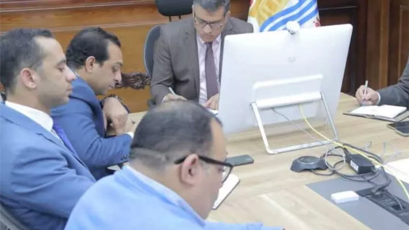محافظ قنا يشارك في اجتماع مجلس المحافظين ويشدد على ضبط الأسواق