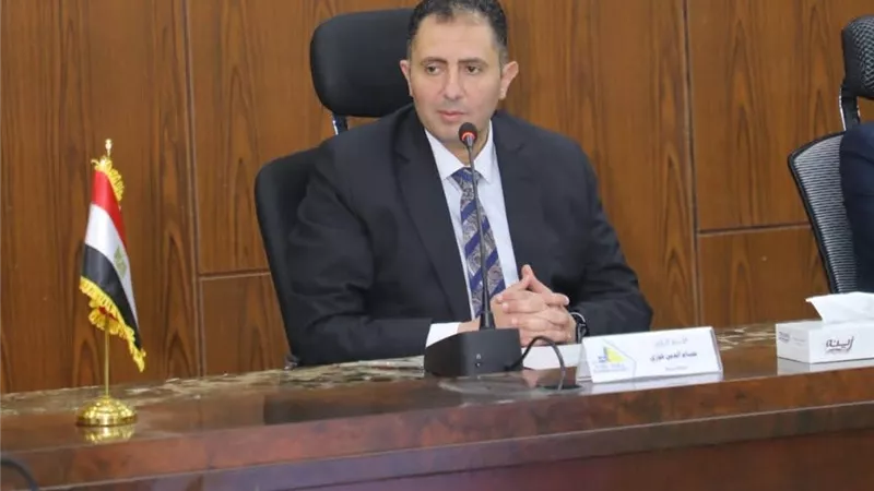 محافظ دمياط يوجه بترشيد استهلاك الكهرباء بالمبانى الحكومية والشوارع 