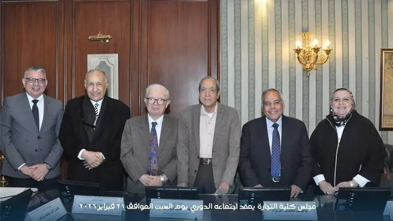 مجلس تجارة عين شمس يُهدي درع الكلية للدكتور حسين عيسى 