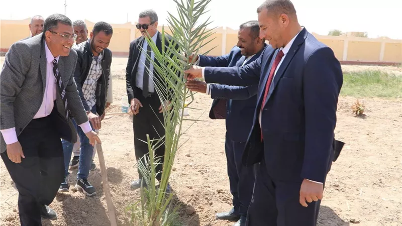 مدير «تعليم الوادي الجديد» يشارك زراعة النخيل ببغداد الابتدائية والإعدادية