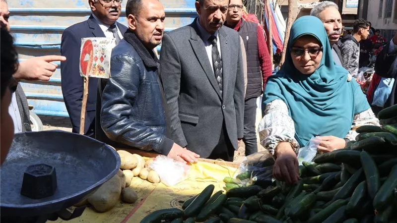 محافظ سوهاج يتفقد عدداً من الأسواق للاطمئنان على توافر السلع