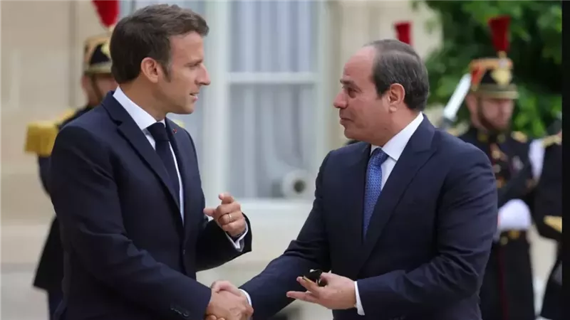 ماكرون: اتفقت مع الرئيس السيسي على خفض التصعيد وإعادة السلام للشرق الأوسط