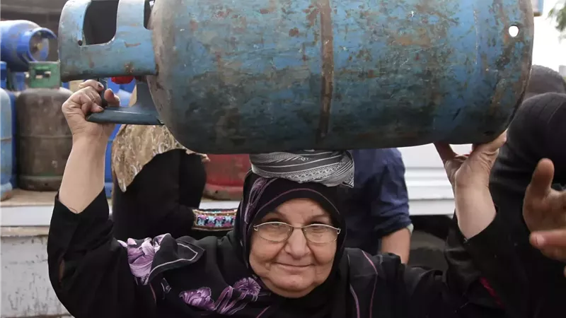 أنبوبة البوتاجاز بين الوفرة الحكومية وجشع السوق.. تصل إلى 300 جنيه برمضان 