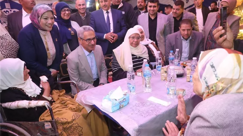 محافظ بني سويف يشارك إفطار التضامن الاجتماعي مع الأيتام والمسنين