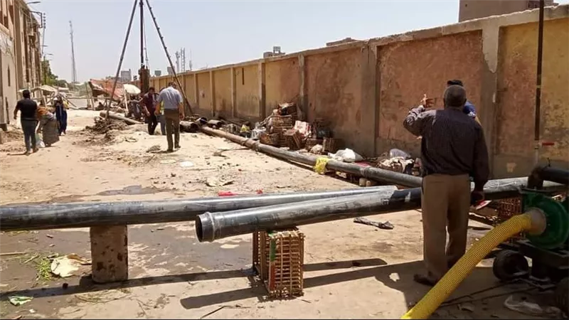 رئيس مركز سمالوط يتابع إصلاح هبوط أرضي بشوارع حي جنوب المنيا