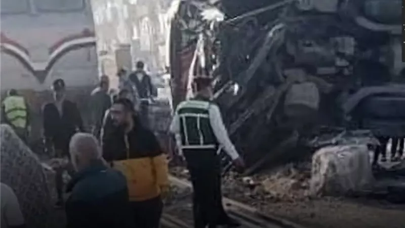 تصادم قطار مطروح بأتوبيس حال مروره بمزلقان الهوارية 