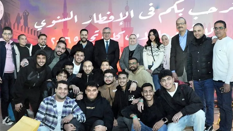 أسرة واحدة على مائدة الإفطار.. احتفالية رمضانية بكلية تجارة عين شمس