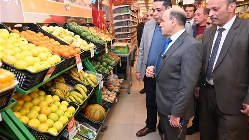 جولة مفاجئة لمحافظ الغربية بالأسواق لمتابعة الأسعار وتوافر السلع الأساسية