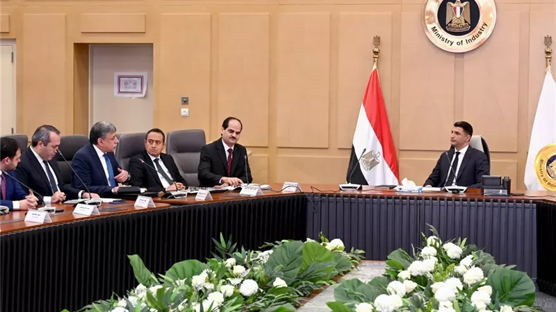 وزير الصناعة يعلن خطة لدعم صناعة السيراميك ورفع كفاءة خطوط الإنتاج 