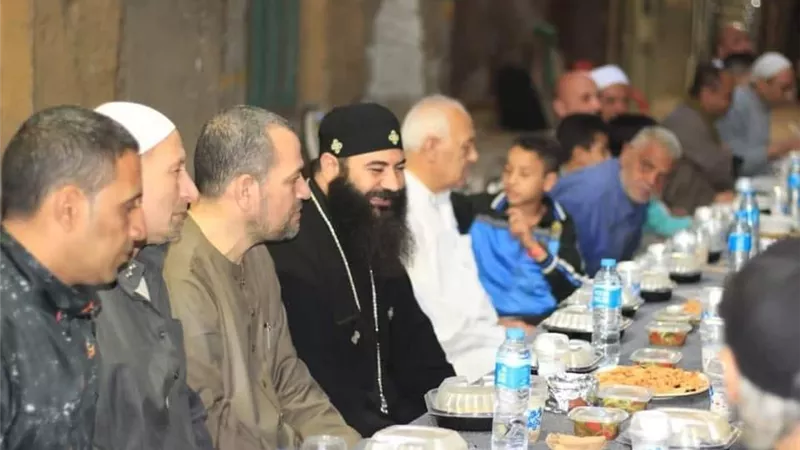 «الإفطار الرمضاني في الكنائس».. رسالة سلام تعكس النسيج المصري المتماسك|صور