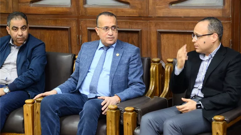 جامعة أسيوط ووزارة الصحة يضعان خطة لتطوير الخدمة الطبية بمراكز المحافظة
