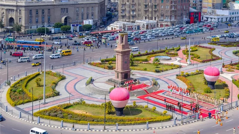 محافظ الإسكندرية يضع الزهورعلى النصب التذكاري للشهداء 