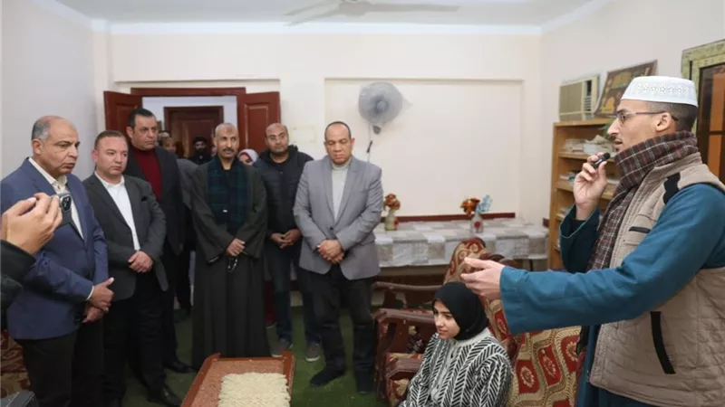 محافظ المنيا يحتفل بيوم الشهيد بمركز شباب الروضة بمشاركة طالبات الإعدادية