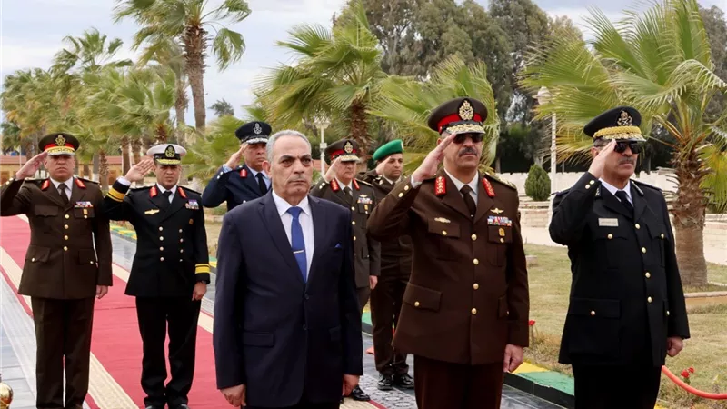 يوم الشهيد .. محافظ الإسماعيلية يضع إكليلًا من الزهور على النصب التذكاري
