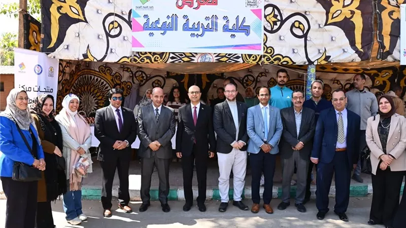الدكتور المنشاوي يتفقد معرض «أهلاً بالعيد» بجامعة أسيوط للسلع الغذائية 