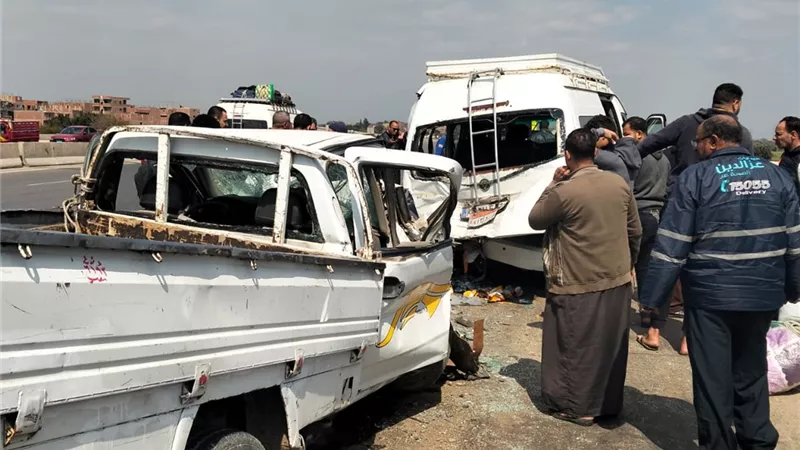 إصابة 5 أشخاص فى حادث تصادم ميكروباص ونقل على الطريق الحر باتجاه بنها