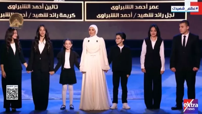 الرئيس السيسي يستمع إلى العرض الغنائي 