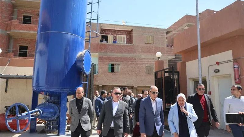 محافظ المنيا يتفقد محطة رفع صرف صحي الروضة ويتابع نسب الإنجاز