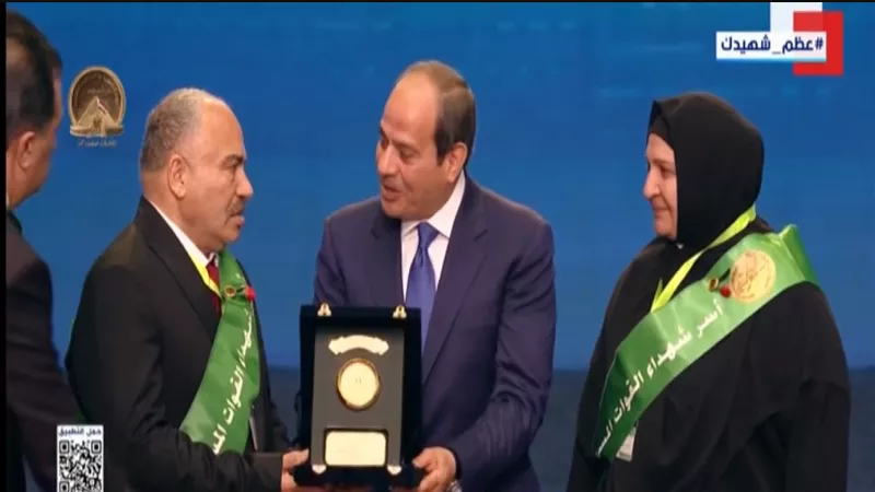  الرئيس السيسي يكرم عددًا من أسر شهداء ومصابي العمليات العسكرية