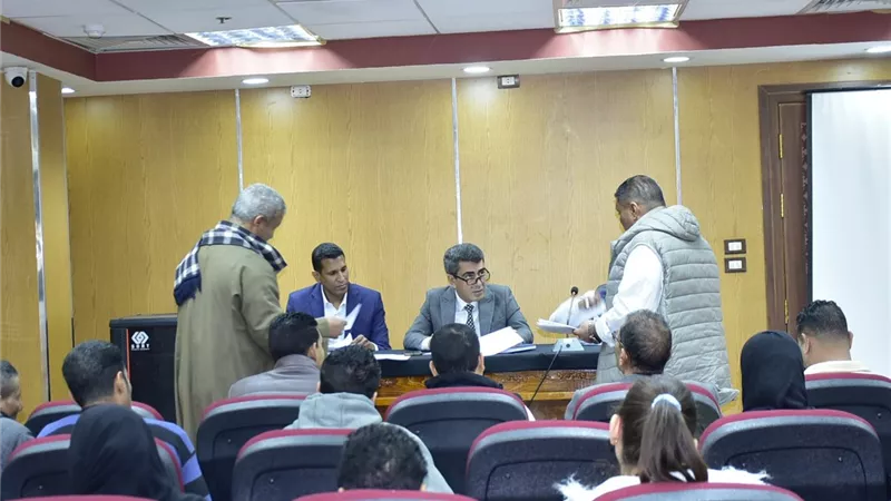 السكرتير المساعد لمحافظة الأقصر يبحث شكاوى وطلبات المواطنين 