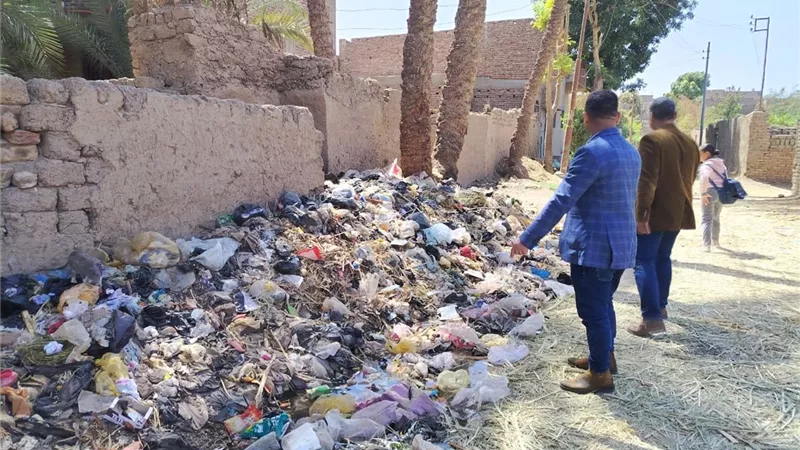 رئيس مركز أرمنت يقود جولات ميدانية لمتابعة النظافة وإزالة التعديات