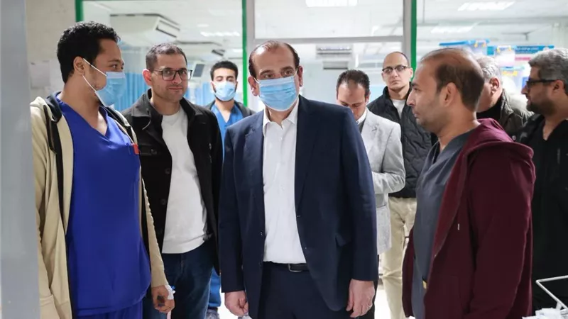 نائب وزير الصحة يجري جولة تفقدية مفاجئة لمستشفى السلام التخصصي