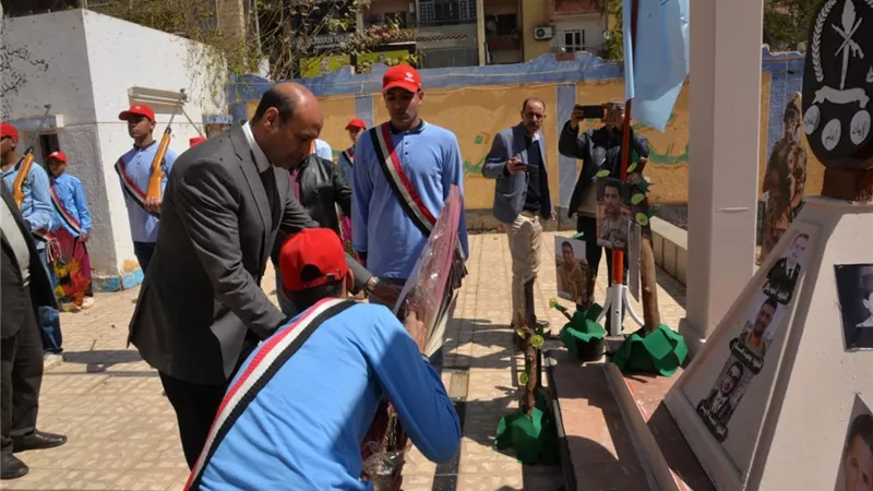 محافظ أسيوط يضع الزهور على النصب التذكاري إحياءً لذكرى يوم الشهيد
