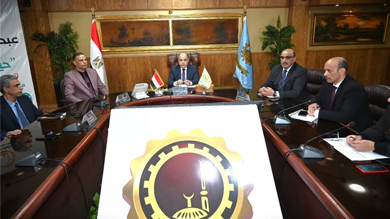 محافظ الغربية يعقد اجتماعًا موسعًا مع كبار التجار وقيادات الغرفة التجارية