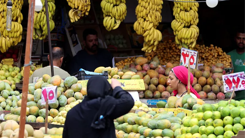 بعد توجيه الرئيس.. كيف يمكن للقضاء العسكري حماية المصريين من جشع التجار ؟