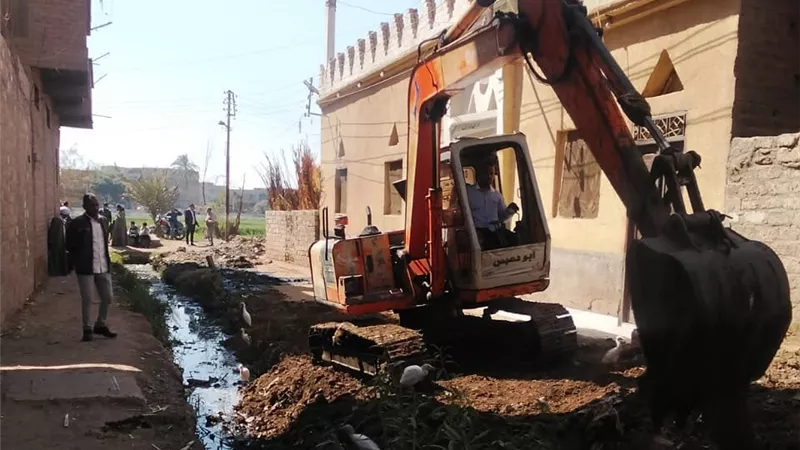 استجابة لشكوى المواطنين.. بدء تغطية مصرف الطريق المؤدي لمدرسة فزارة بسوهاج
