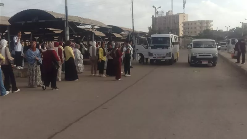 الدفع بـ 60 سيارة سرفيس إضافية وأتوبيس في نقل طلاب جامعة كفر الشيخ