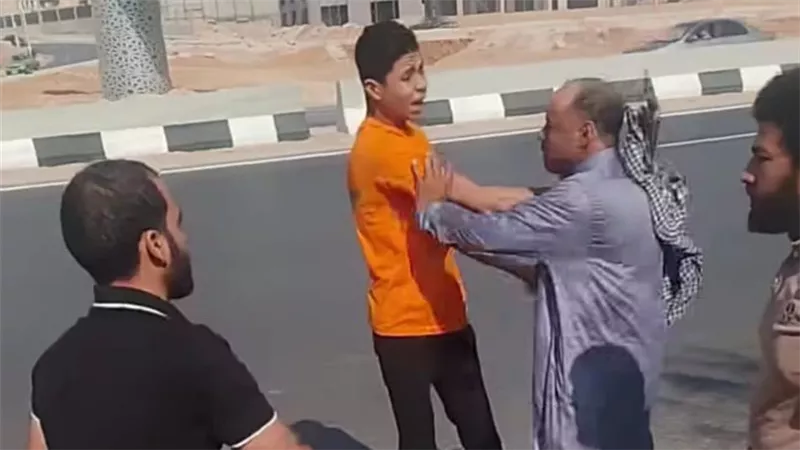 الأمن يفحص فيديو تعدي سائق ميكروباص على راكب بطريق الفيوم الصحراوي بسبب الأجرة 