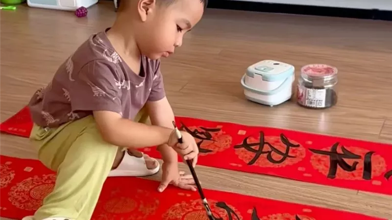 موهبة نادرة: صبي صغير يكتب كالخبراء في سن الثالثة