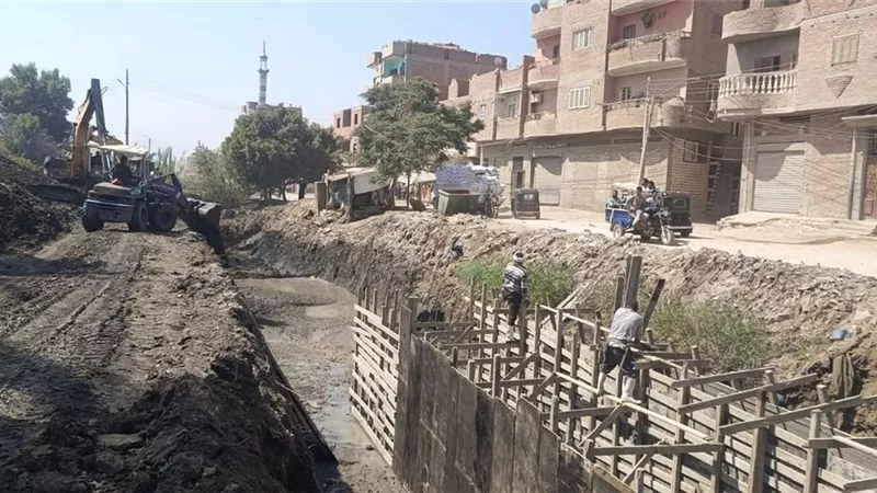 تركيب الإنترلوك في شوارع بني سويف لتسهيل حركة المرور
