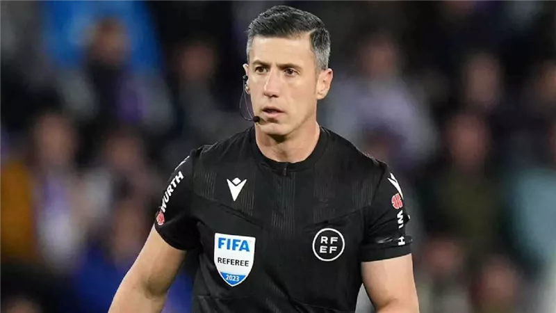 ماذا قدمت الصافرة الإسبانية خلال مباريات القمة بين الأهلي والزمالك 