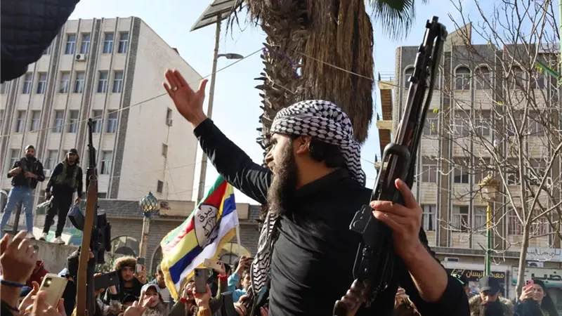 الخلافة الموهومة.. هل ينجح داعش في التسلل عبر أنقاض النظام السوري؟