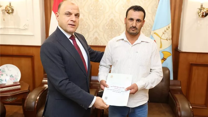 محافظ كفرالشيخ يُسلّم 10 عقود تقنين أراضي أملاك دولة للمواطنين